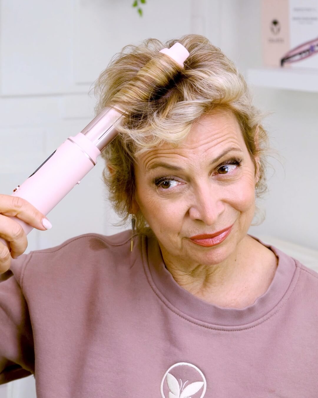 model using the eliteair curling attachment to curl short hair